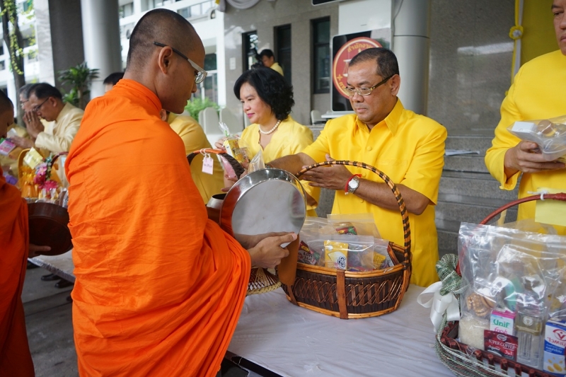 พิธีทำบุญตักบาตรข้าวสารอาหารแห้ง คณะสงฆ์จำนวน 9 รูป จากวัดอรุณราชวรารามราชวรมหาวิหาร พระอารามหลวง