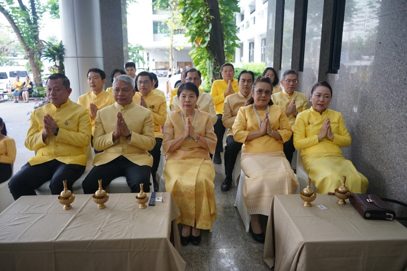 พิธีทำบุญตักบาตรข้าวสารอาหารแห้ง คณะสงฆ์จำนวน 9 รูป จากวัดอรุณราชวรารามราชวรมหาวิหาร พระอารามหลวง