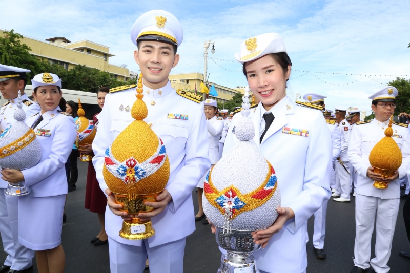 สำนักงานการตรวจเงินแผ่นดิน ร่วมเดินริ้วขบวนอัญเชิญเครื่องราชสักการะและร่วมพิธีจุดเทียนถวายพระพรชัยมงคล