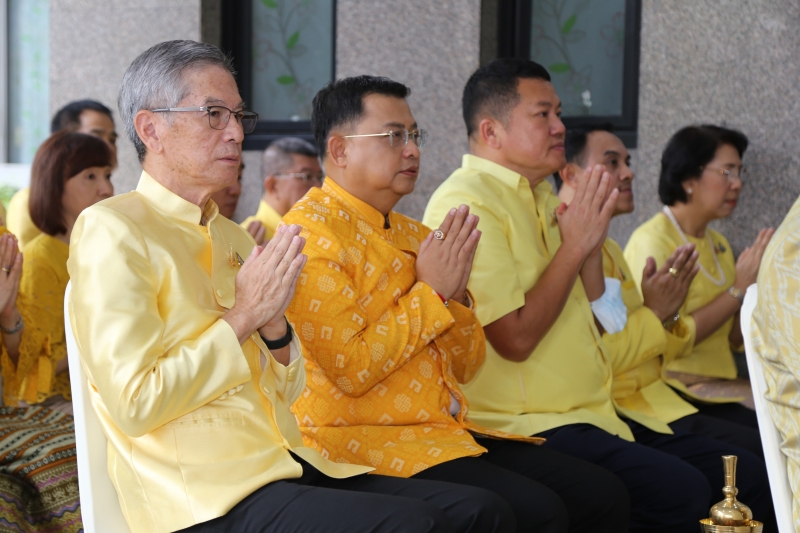พิธีเจริญพระพุทธมนต์และทำบุญตักบาตร 