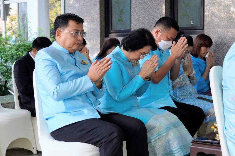 ทำบุญตักบาตร 