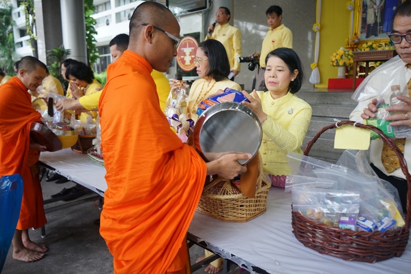 พิธีทำบุญตักบาตรข้าวสารอาหารแห้ง คณะสงฆ์จำนวน 9 รูป จากวัดอรุณราชวรารามราชวรมหาวิหาร พระอารามหลวง