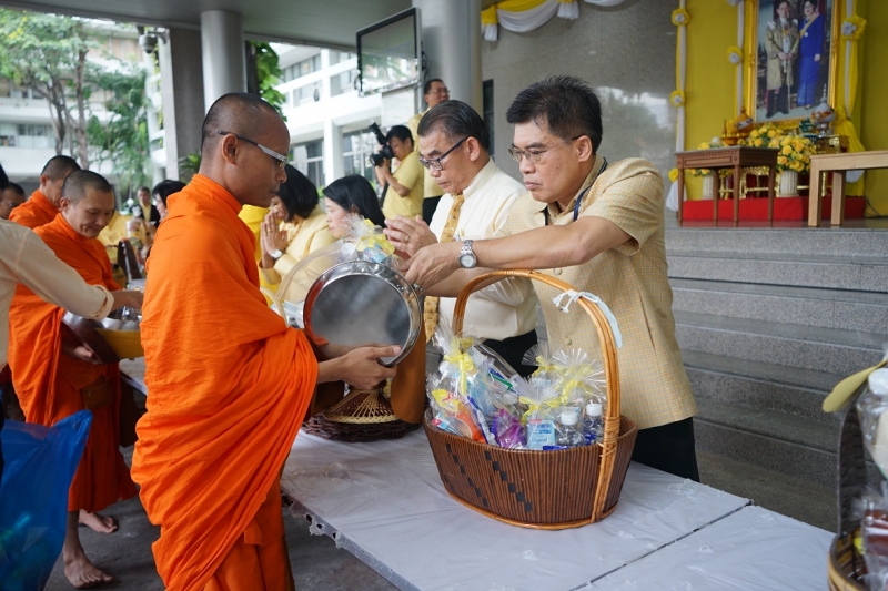 พิธีทำบุญตักบาตรข้าวสารอาหารแห้ง คณะสงฆ์จำนวน 9 รูป จากวัดอรุณราชวรารามราชวรมหาวิหาร พระอารามหลวง