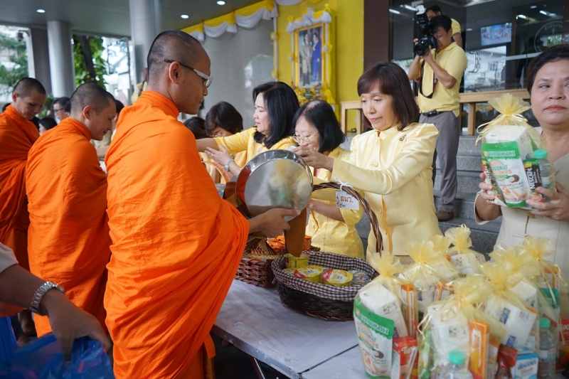 พิธีทำบุญตักบาตรข้าวสารอาหารแห้ง คณะสงฆ์จำนวน 9 รูป จากวัดอรุณราชวรารามราชวรมหาวิหาร 