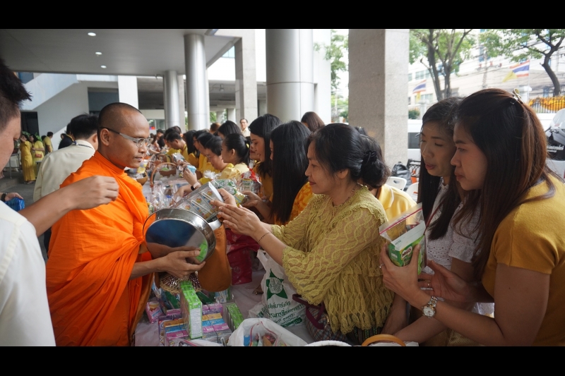 พิธีทำบุญตักบาตรข้าวสารอาหารแห้ง คณะสงฆ์จำนวน 9 รูป จากวัดอรุณราชวรารามราชวรมหาวิหาร พระอารามหลวง