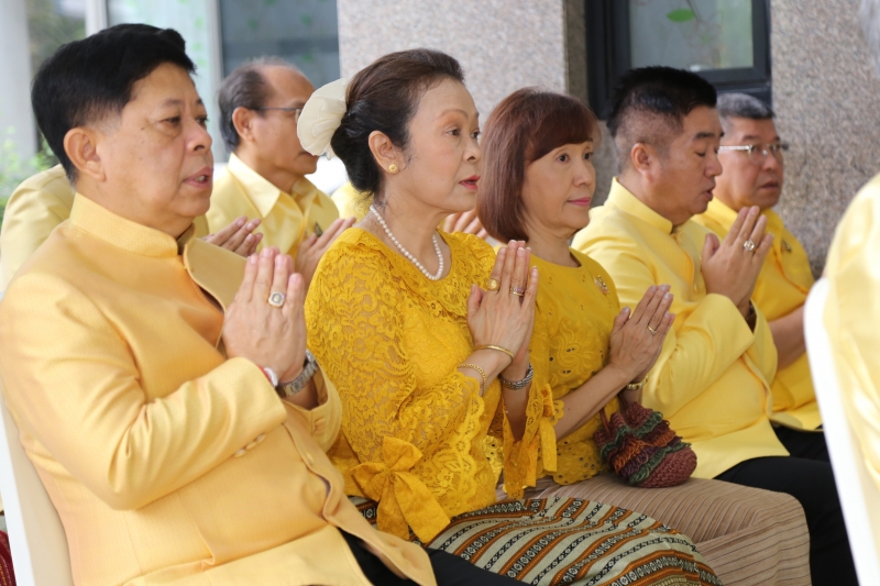 พิธีเจริญพระพุทธมนต์และทำบุญตักบาตร 