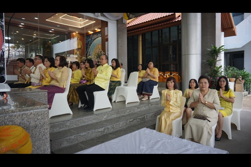 พิธีทำบุญตักบาตรข้าวสารอาหารแห้ง คณะสงฆ์จำนวน 9 รูป จากวัดอรุณราชวรารามราชวรมหาวิหาร พระอารามหลวง