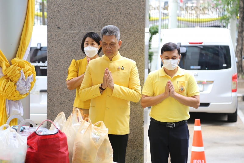 พิธีเจริญพระพุทธมนต์และทำบุญตักบาตร 