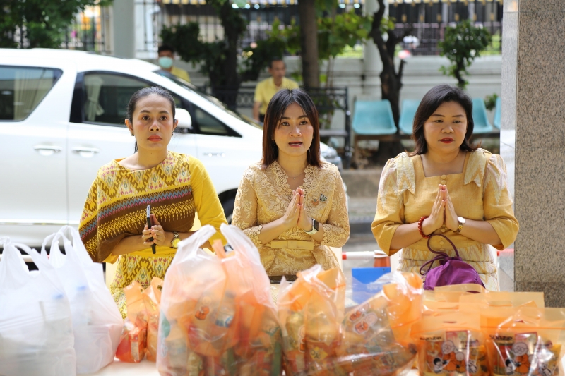 พิธีเจริญพระพุทธมนต์และทำบุญตักบาตร 