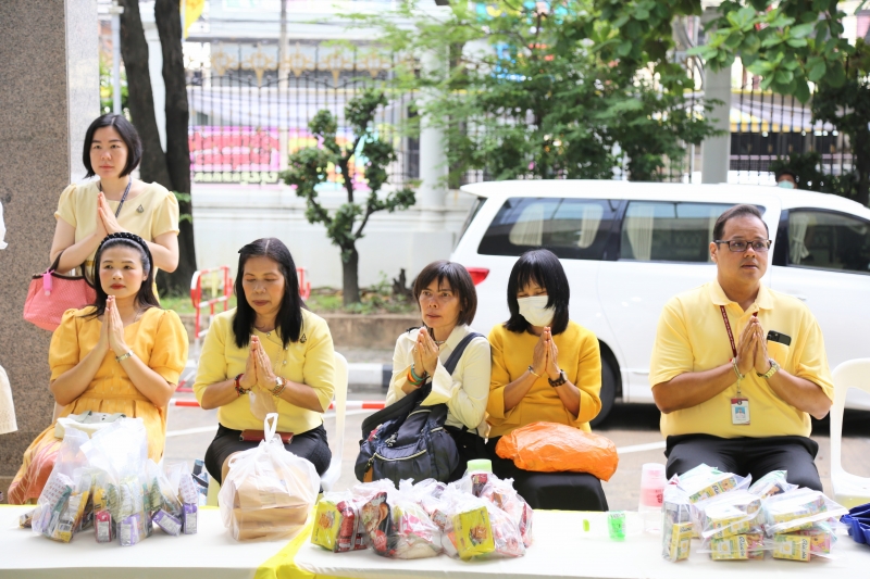 พิธีเจริญพระพุทธมนต์และทำบุญตักบาตร 