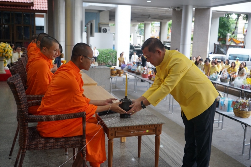 พิธีทำบุญตักบาตรข้าวสารอาหารแห้ง คณะสงฆ์จำนวน 9 รูป จากวัดอรุณราชวรารามราชวรมหาวิหาร พระอารามหลวง