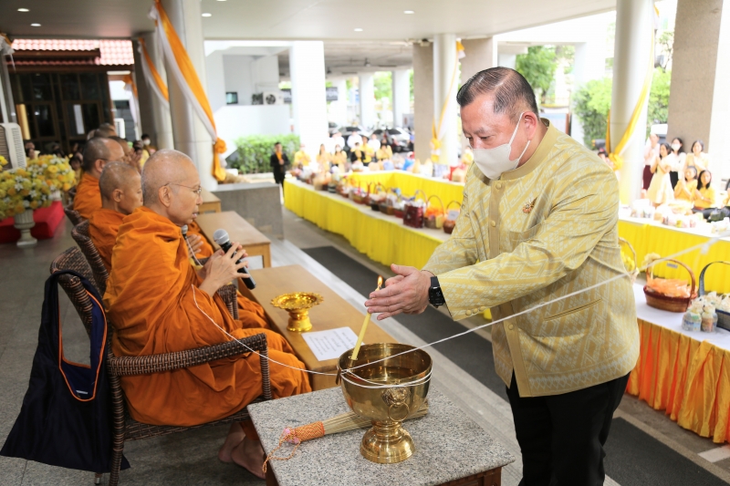 พิธีเจริญพระพุทธมนต์และทำบุญตักบาตร 