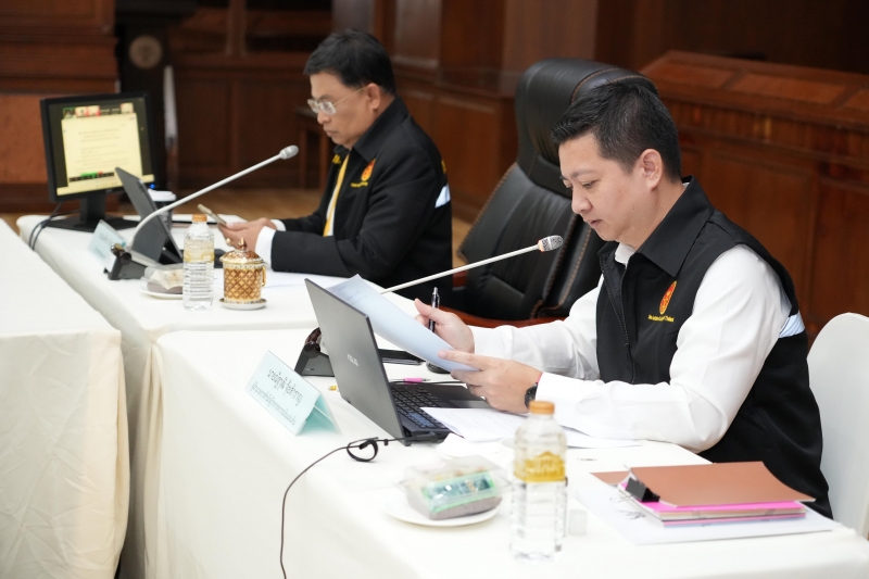 พระราชทานของที่ระลึกและฉายพระรูปหมู่ร่วมกับคณะผู้ตรวจสอบบัญชี ของสำนักงานการตรวจเงินแผ่นดิน