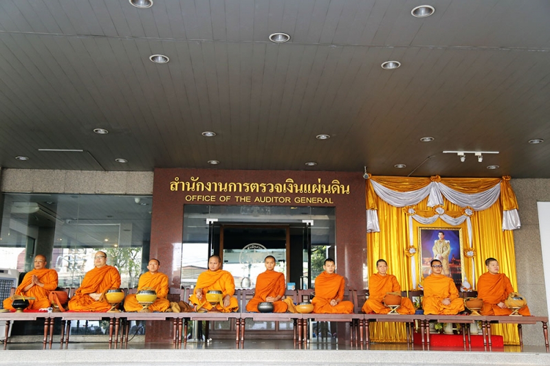 ร่วมทำบุญตักบาตรข้าวสารอาหารแห้ง