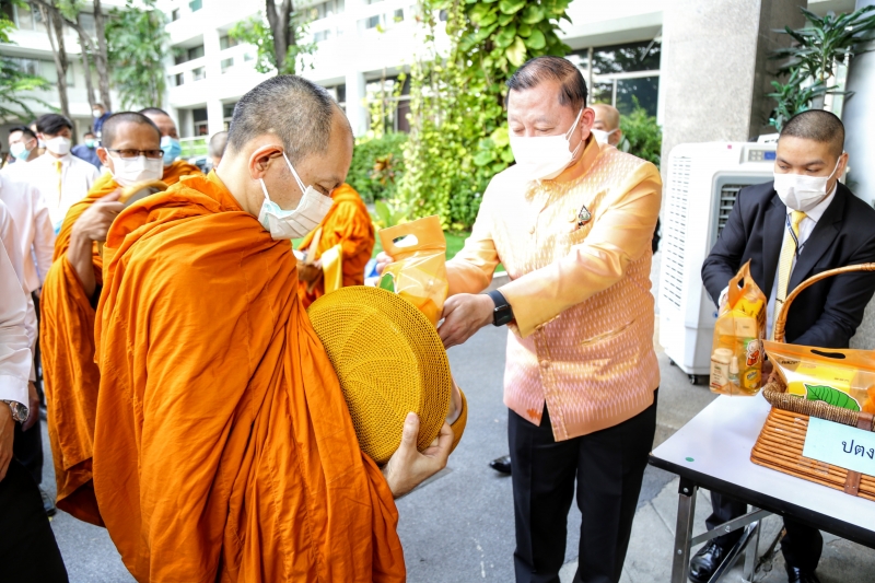 พิธีทำบุญตักบาตรข้าวสารอาหารแห้ง คณะสงฆ์จากวัดราชผาติการามวรวิหาร พระอารามหลวง เนื่องในโอกาสวันเฉลิมพระชนมพรรษา 28 กรกฎาคม 2565 