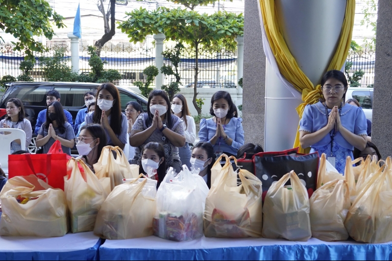 ทำบุญตักบาตร 