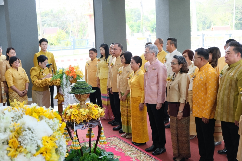 นายประจักษ์ บุญยัง ผู้ว่าการตรวจเงินแผ่นดิน ผู้บริหาร ข้าราชการและลูกจ้างสำนักงานการตรวจเงินแผ่นดิน ร่วมริ้วขบวนอัญเชิญเครื่องรา