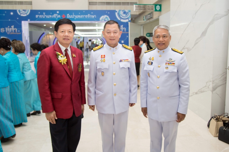 สตง. ถวายแจกันดอกไม้และลงนามถวายพระพร เบื้องหน้าพระฉายาลักษณ์สมเด็จพระนางเจ้าสิริกิติ์ พระบรมราชินีนาถ พระบรมราชชนนีพันปีหลวง