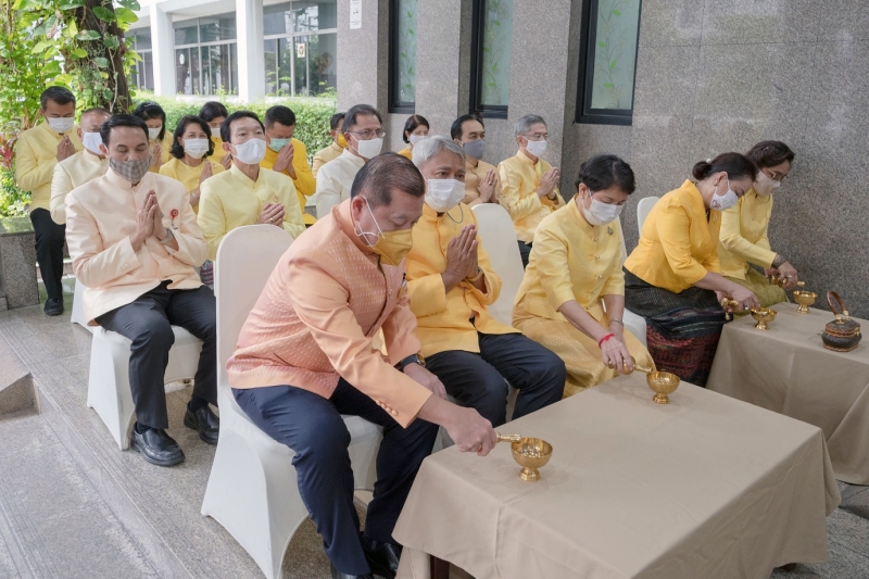 พิธีทำบุญตักบาตรข้าวสารอาหารแห้ง คณะสงฆ์จากวัดระฆังโฆสิตารามวรมหาวิหาร พระอารามหลวง เพื่อน้อมอุทิศถวายเป็นพระราชกุศลแด่พระบาทสมเ