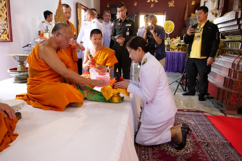 ทำบุญตักบาตร 