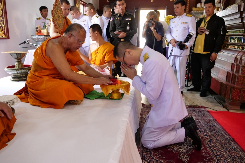 ทำบุญตักบาตร 