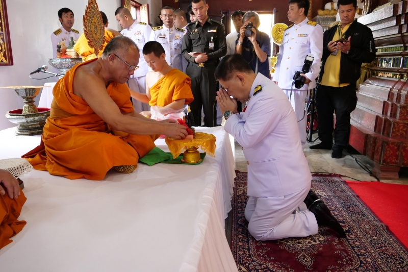 ทำบุญตักบาตร 