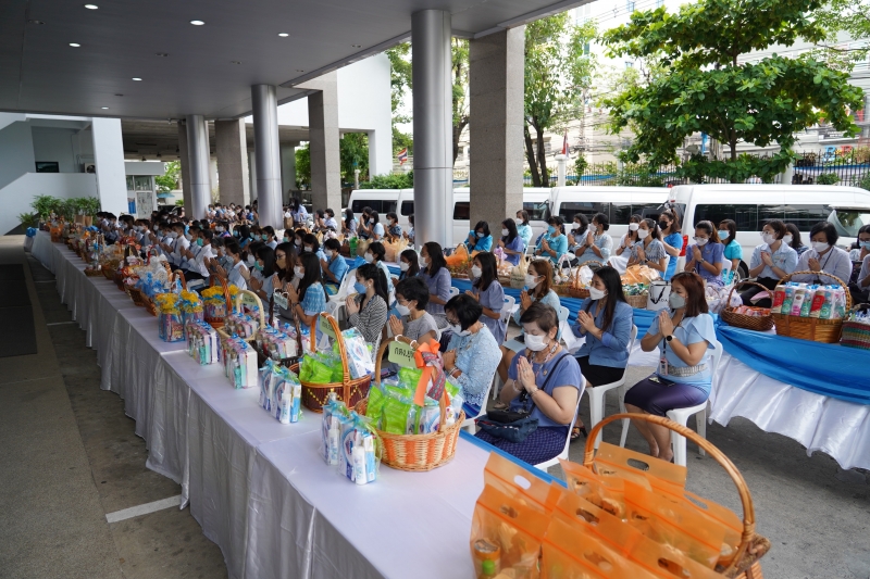 พิธีทำบุญตักบาตรข้าวสารอาหารแห้ง คณะสงฆ์จากวัดบรมนิวาสราชวรวิหาร เนื่องในโอกาสมหามงคลเฉลิมพระชนมพรรษา 90 พรรษา 12 สิงหาคม 2565 ณ