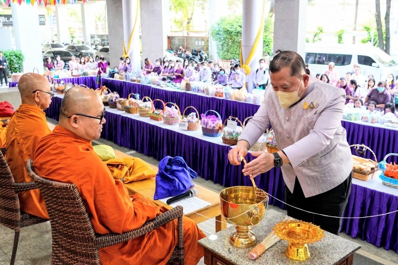 พิธีเจริญพระพุทธมนต์และทำบุญตักบาตร 