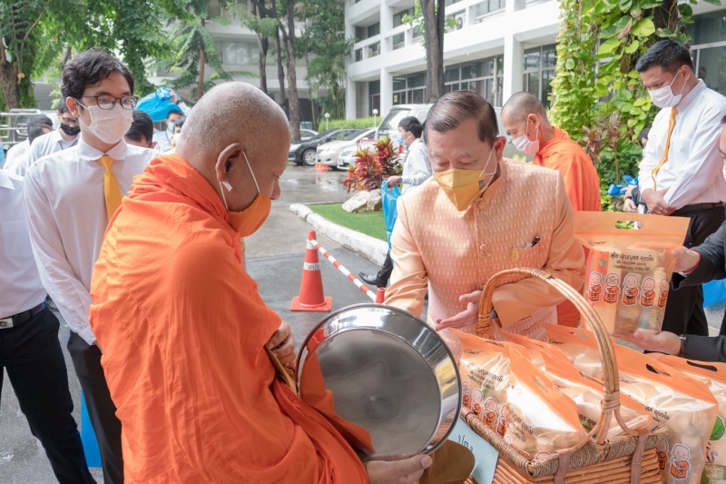 พิธีทำบุญตักบาตรข้าวสารอาหารแห้ง คณะสงฆ์จากวัดระฆังโฆสิตารามวรมหาวิหาร พระอารามหลวง เพื่อน้อมอุทิศถวายเป็นพระราชกุศลแด่พระบาทสมเ