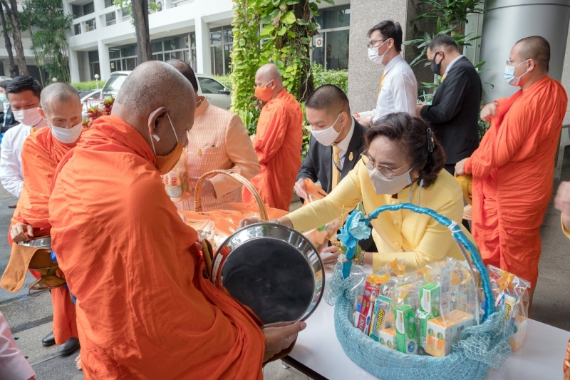 พิธีทำบุญตักบาตรข้าวสารอาหารแห้ง คณะสงฆ์จากวัดระฆังโฆสิตารามวรมหาวิหาร พระอารามหลวง เพื่อน้อมอุทิศถวายเป็นพระราชกุศลแด่พระบาทสมเ