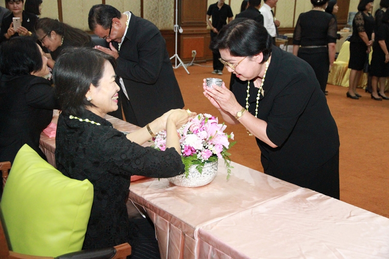 พิธีสรงน้ำพระและรดน้ำขอพร