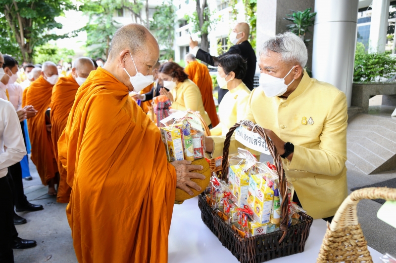 พิธีทำบุญตักบาตรข้าวสารอาหารแห้ง คณะสงฆ์จากวัดราชผาติการามวรวิหาร พระอารามหลวง เนื่องในโอกาสวันเฉลิมพระชนมพรรษา 28 กรกฎาคม 2565 