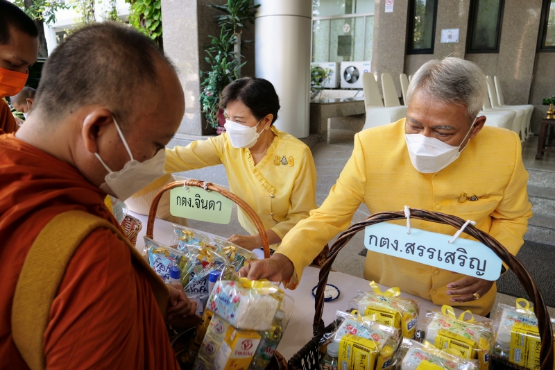 พิธีทำบุญตักบาตรข้าวสารอาหารแห้ง คณะสงฆ์จากวัดพระราม 9 กาญจนาภิเษก พระอารามหลวง 