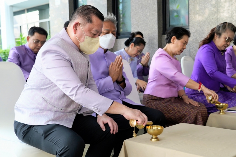 พิธีเจริญพระพุทธมนต์และทำบุญตักบาตร 