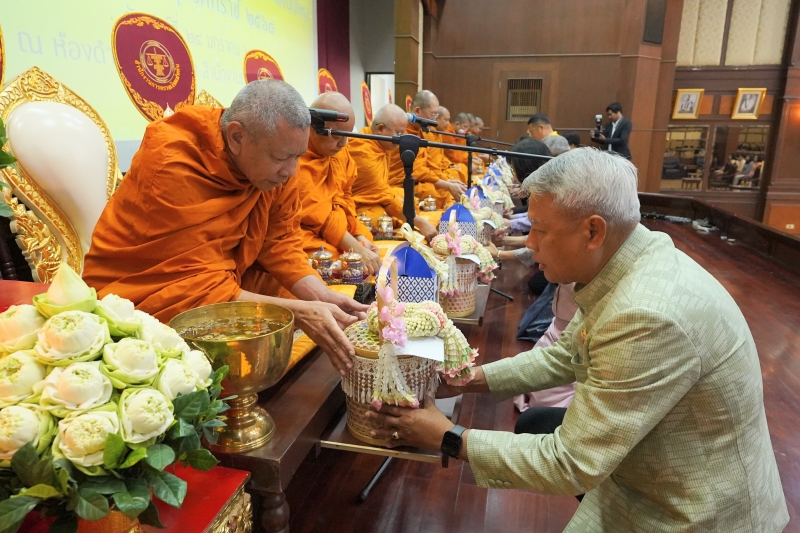พิธีทำบุญตักบาตรข้าวสารอาหารแห้ง