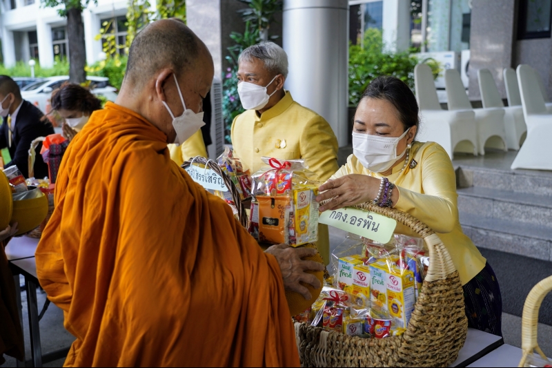 พิธีทำบุญตักบาตรข้าวสารอาหารแห้ง คณะสงฆ์จากวัดราชผาติการามวรวิหาร พระอารามหลวง เนื่องในโอกาสวันเฉลิมพระชนมพรรษา 28 กรกฎาคม 2565 