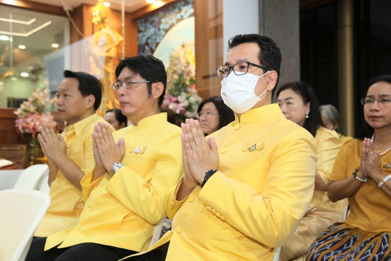 ทำบุญตักบาตร