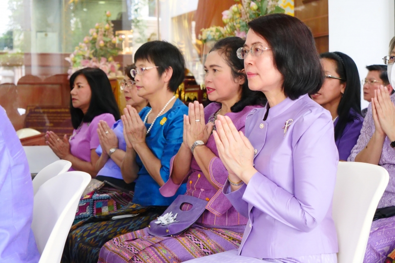 พิธีสวดพระพุทธมนต์และทำบุญตักบาตร 