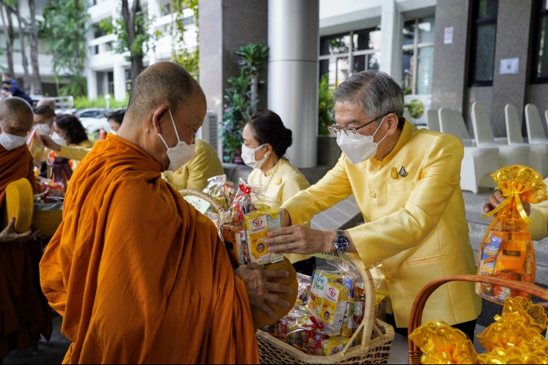 พิธีทำบุญตักบาตรข้าวสารอาหารแห้ง คณะสงฆ์จากวัดราชผาติการามวรวิหาร พระอารามหลวง เนื่องในโอกาสวันเฉลิมพระชนมพรรษา 28 กรกฎาคม 2565 