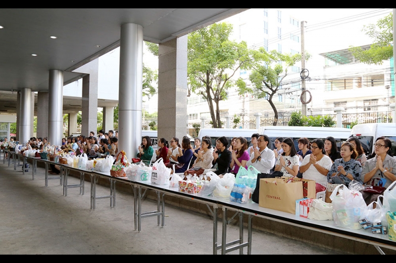 พิธีทำบุญตักบาตรข้าวสารอาหารแห้ง