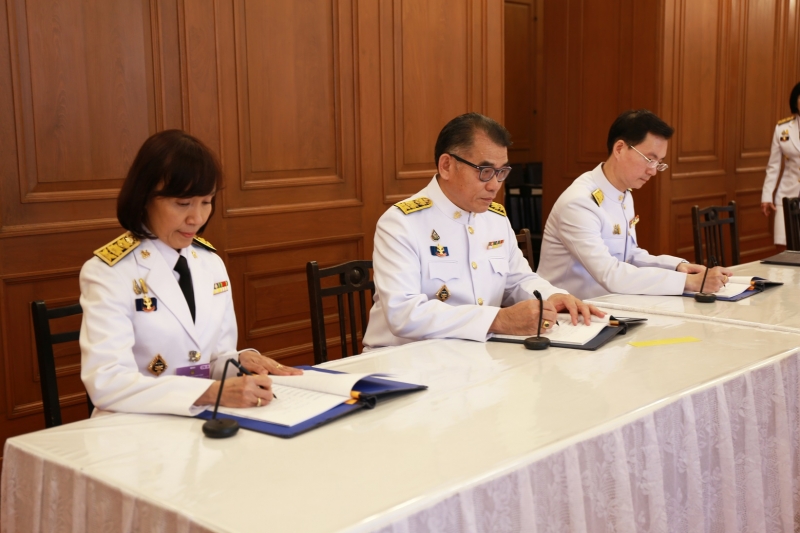 พิธีทำบุญตักบาตรและพิธีลงนามถวายพระพร  เนื่องในโอกาสวันเฉลิมพระชนมพรรษา สมเด็จพระนางเจ้าฯ พระบรมราชินี