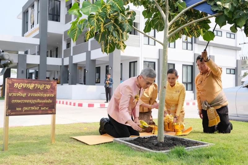 พิธีทำบุญตักบาตรข้าวสารอาหารแห้ง เดือนเมษายน 2562