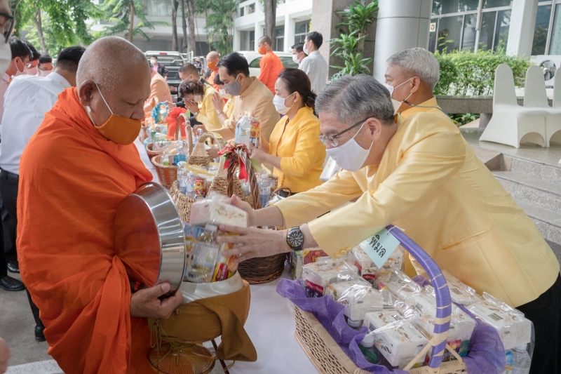 พิธีทำบุญตักบาตรข้าวสารอาหารแห้ง คณะสงฆ์จากวัดระฆังโฆสิตารามวรมหาวิหาร พระอารามหลวง เพื่อน้อมอุทิศถวายเป็นพระราชกุศลแด่พระบาทสมเ