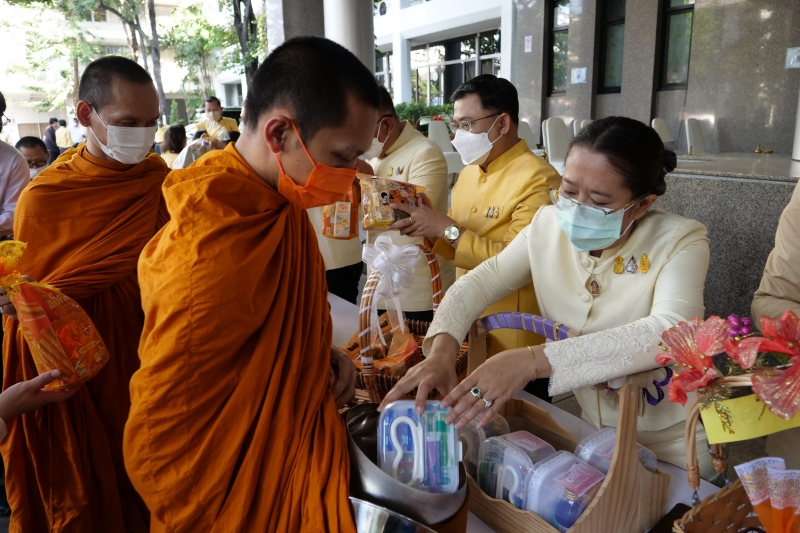 พิธีทำบุญตักบาตรข้าวสารอาหารแห้ง คณะสงฆ์จากวัดพระราม 9 กาญจนาภิเษก พระอารามหลวง 