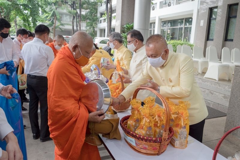 พิธีทำบุญตักบาตรข้าวสารอาหารแห้ง คณะสงฆ์จากวัดระฆังโฆสิตารามวรมหาวิหาร พระอารามหลวง เพื่อน้อมอุทิศถวายเป็นพระราชกุศลแด่พระบาทสมเ