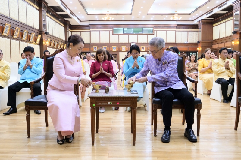 ร่วมทำบุญตักบาตรข้าวสารอาหารแห้ง