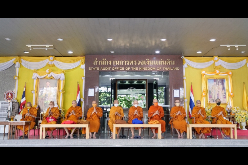  พิธีทำบุญตักบาตรข้าวสารอาหารแห้ง คณะสงฆ์จากวัดราชคฤห์วรวิหาร พระอารามหลวง เพื่อน้อมอุทิศถวายเป็นพระราชกุศลแด่ พระบาทสมเด็จพระบร