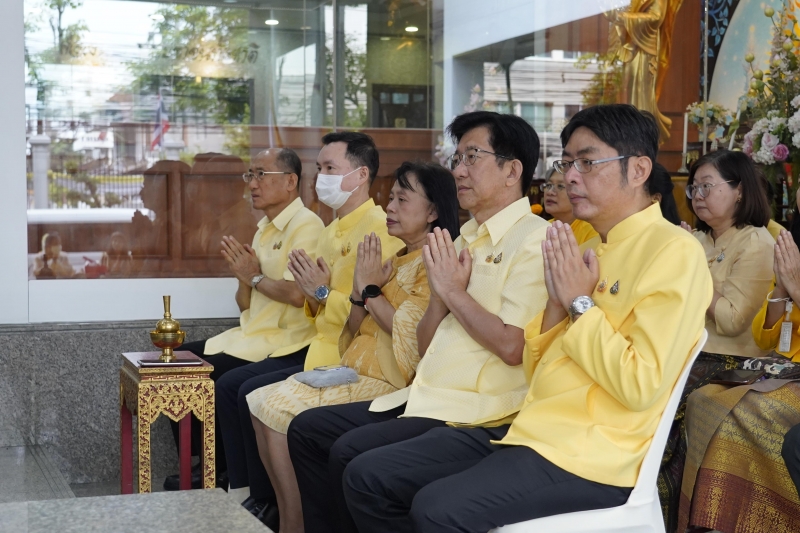 พิธีเจริญพระพุทธมนต์และทำบุญตักบาตร 