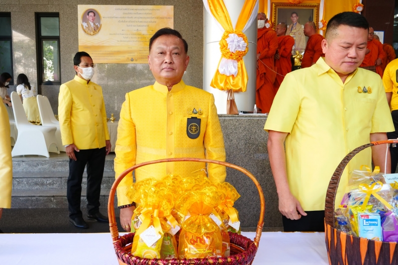 พิธีสวดพระพุทธมนต์และทำบุญตักบาตร