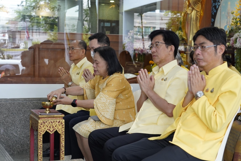 พิธีเจริญพระพุทธมนต์และทำบุญตักบาตร 